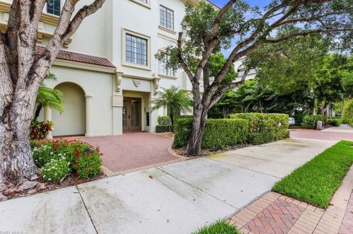 750 11th St, Naples, FL 34117-2285