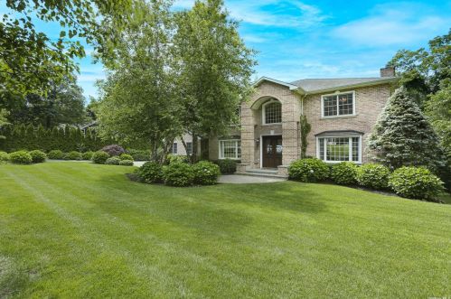 14 Norma Ln, Huntington Station, NY 11746-5106