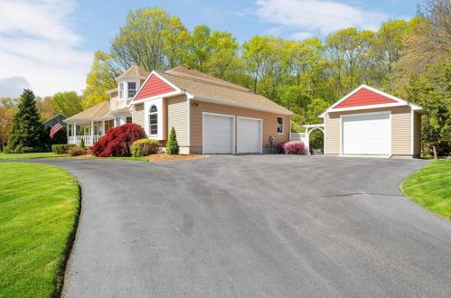 16 Mayflower Dr, Cumberland, RI 02864-2209