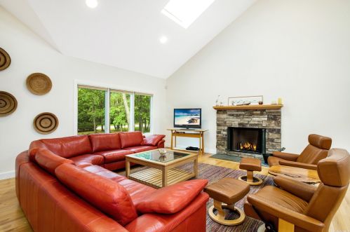10 Deerfeed Path, East Quogue, NY 11942-4631