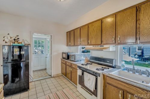 30 Freeman St, Woodbridge NJ  07095-3423 exterior