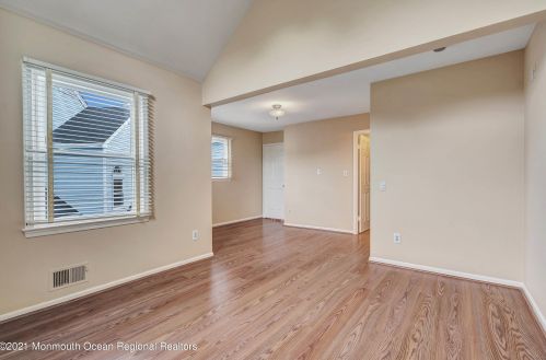 13 Jennings Ct, East Freehold NJ  07728-4320 exterior