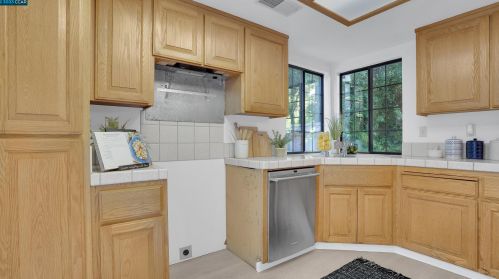 2101 Henry Ave, Pinole CA  94564-1771 exterior