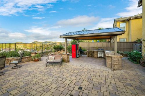 1050 Straightaway Ct, Oceanside CA  92057-1949 exterior