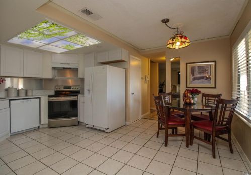 462 Royal Oaks Dr, Vacaville, CA 95687-5022