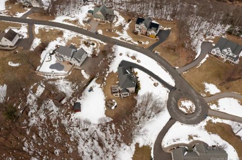 14 Farm Ridge Rd, Unionville CT  06013-2018 exterior