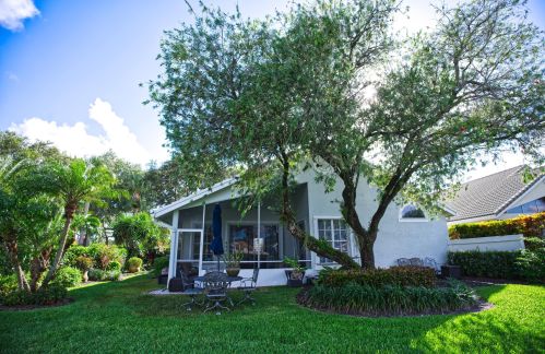 12751 Oak Knoll Dr, West Palm Beach, FL 33418-6983