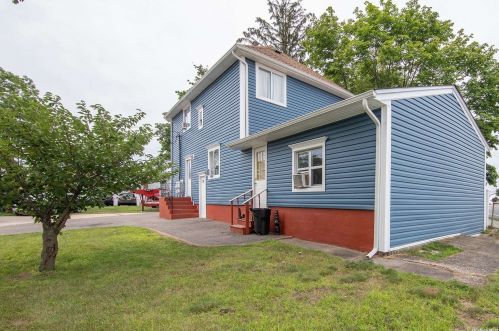 890 Dixon Ave, Copiague, NY 11726-2210