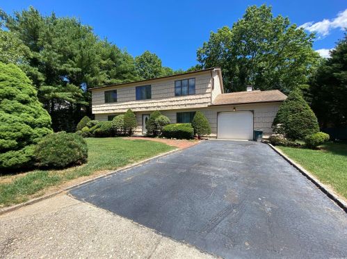 18 Stonehurst Ln, Huntington Station, NY 11746-7932