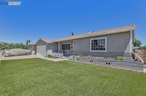 7865 Tamarack Dr, Pleasanton CA  94568-1549 exterior