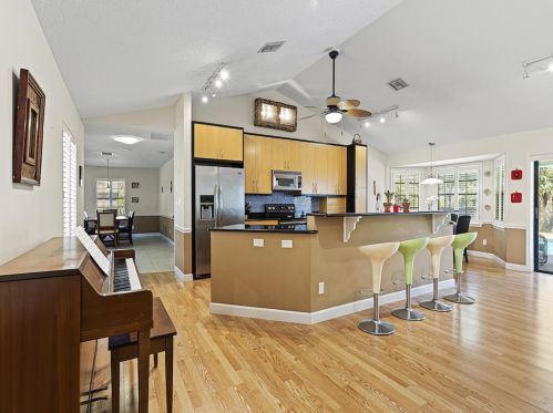 1050 31 Ave, Vero Beach FL 32960-4096 exterior