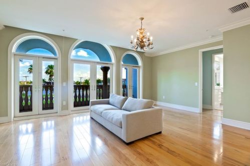 900 5th Ave, Naples, FL 34102-5817