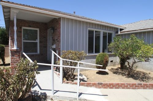 2735 Warwood Rd, Lakewood CA  90713-3137 exterior