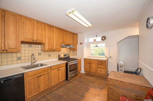 83 Thompson Ave, Babylon NY  11702-3404 exterior