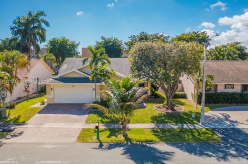 216 9th St, Dania Beach FL  33004-4439 exterior