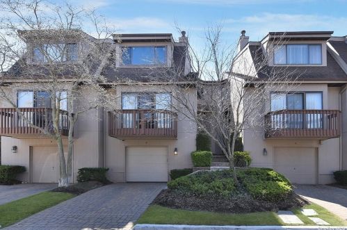 4 Clubside Dr, Woodsburgh, NY 11598-1363