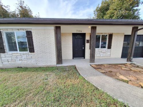 704 1st 1/2 St, Nederland, TX 77627-2321