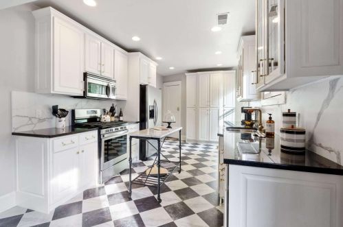 2454 Lake Dr, Milwaukee, WI 53211-4509