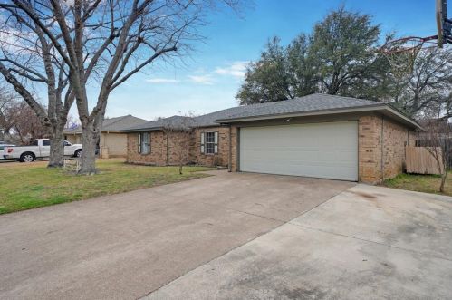 5525 Wood View St, Fort Worth, TX 76180-6633
