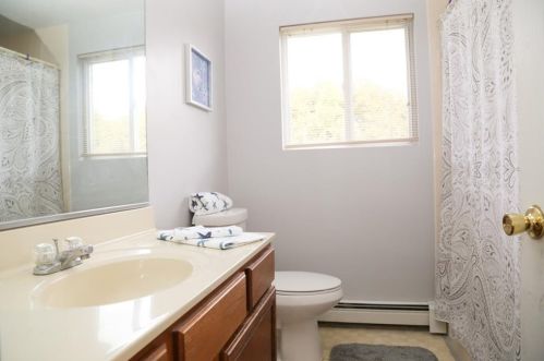 853 Boston Neck Rd, South Kingstown RI  02882-2904 exterior