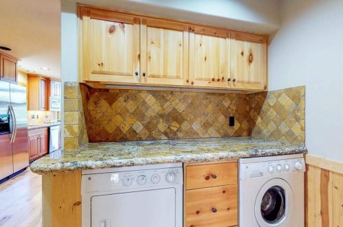 12764 Ski Slope Way, Truckee CA  96161-6615 exterior