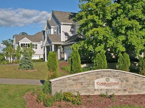 1018 Crane Ct, Lake Geneva, WI 53147-4877