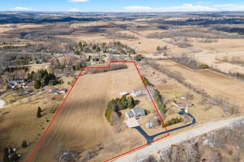 786 Decorah Rd, West Bend WI  53095-8112 exterior