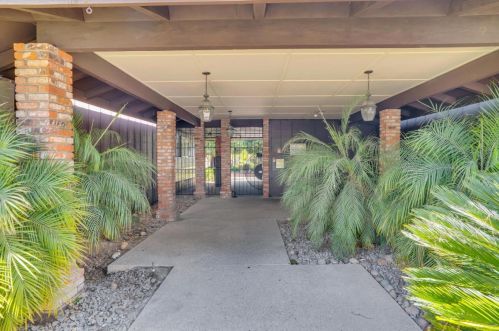 100 Middlefield Rd, Mountain View CA  94043-3860 exterior