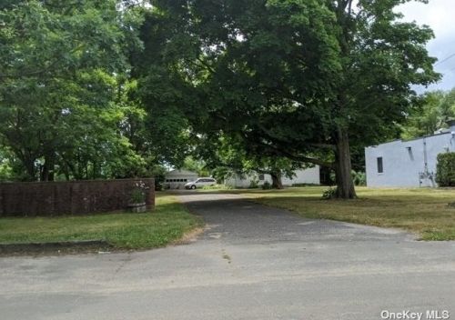 16 5th St, Deer Park, NY 11729-3220
