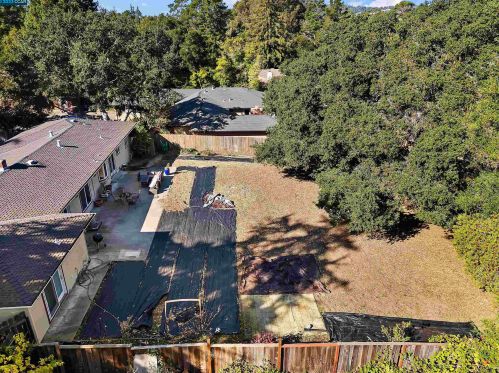 11250 Elvessa St, Oakland, CA 94605-5518