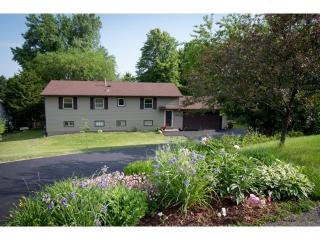 1281 Wilderness Run Rd, Saint Paul, MN 55123-1840