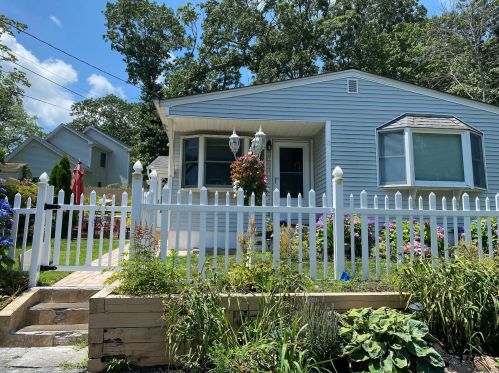 88 Valley Dr, Scotts Beach, NY 11789-1739