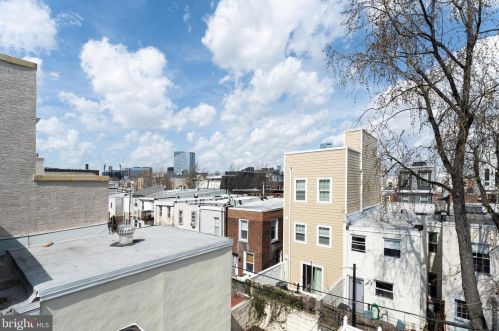 2217 Carpenter St, Philadelphia PA 19146-2517 exterior