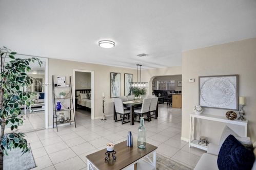 7215 15th Ave, Hialeah FL  33014-3805 exterior