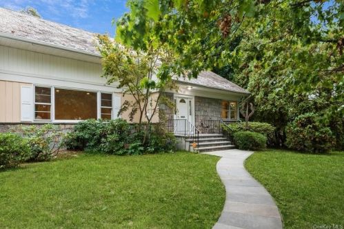 10 Manger Cir, New Rochelle, NY 10803-2628