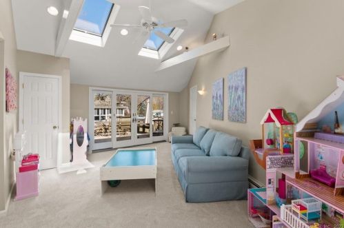 57 Midrocks Dr, Norwalk CT 06851-1626 exterior