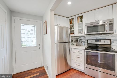 2100 Whisperwood Gln Ln, Herndon VA  20191-4117 exterior