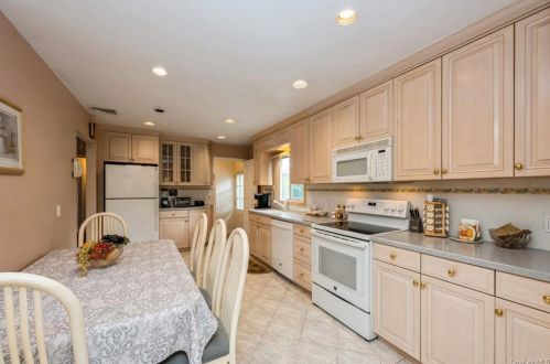 186 Nanny Hagen Rd, Thornwood NY  10594-2106 exterior