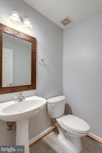 167 Alpine Dr, Leesburg VA 20175-6172 exterior