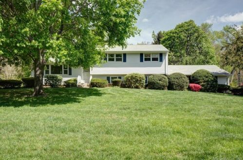 27 Welch Rd, North Haven CT  06473-2844 exterior