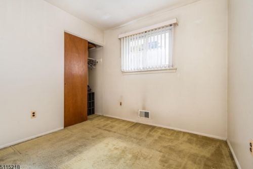 5 Hillside Dr, Clinton NJ 08809-1213 exterior