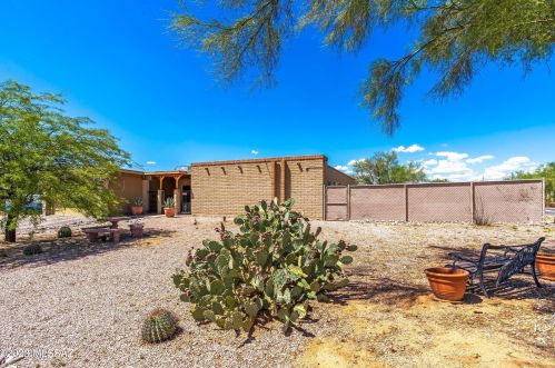 7925 Zarragoza Dr, Tucson, AZ 85704-1351