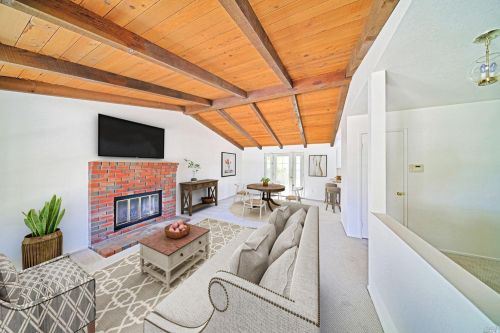 2494 Gads Hill St, Santa Rosa, CA 95401-9111