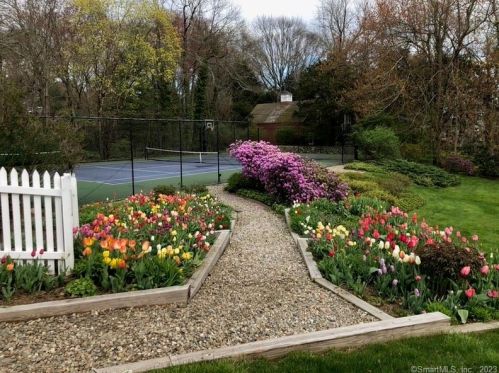 42 Dunning Rd, New Canaan CT  06840-4008 exterior