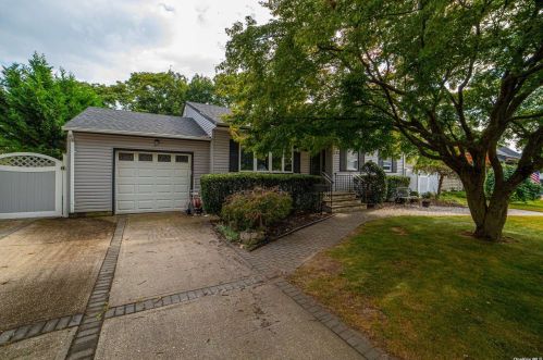 210 Tremont Rd, North Lindenhurst, NY 11757-1739
