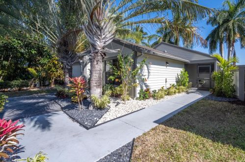 2533 Bedford Mews Dr, West Palm Beach, FL 33414-7741