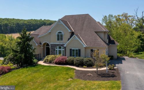 705 Oakwood Dr, Red Lion, PA 17356-9093