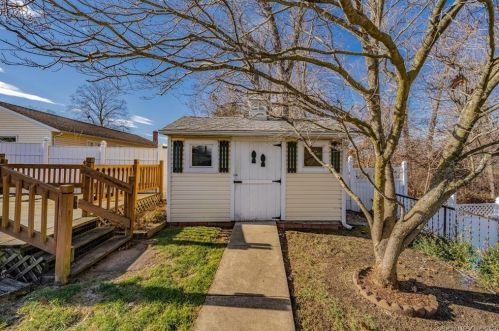 228 Grn Mnr Ter, Windsor Locks CT 06096-2737 exterior