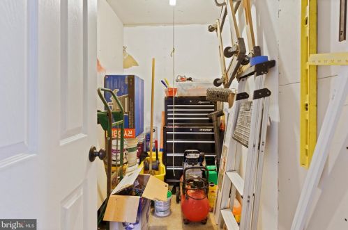 8813 Sylvania St, Lorton VA  22079-1612 exterior