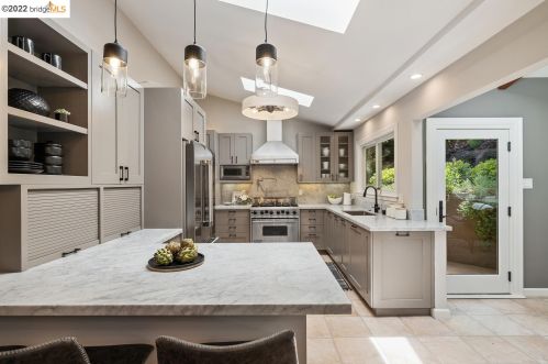 61 Calvert Ct, Oakland CA 94611-3436 exterior